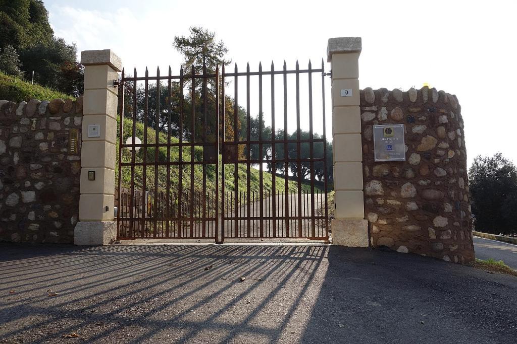 Villa Ferrario Relais Costermano Bagian luar foto